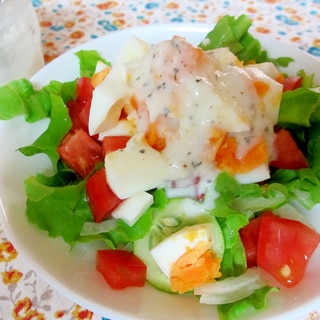 ゆで卵とトマトのサラダヨーグルトドレッシング